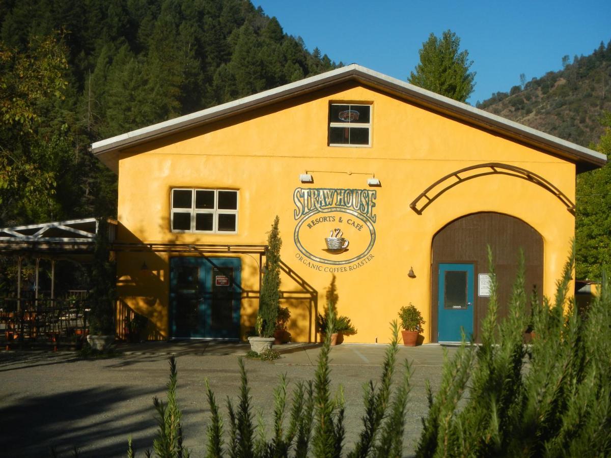 Strawhouse Resorts Big Bar Exterior foto